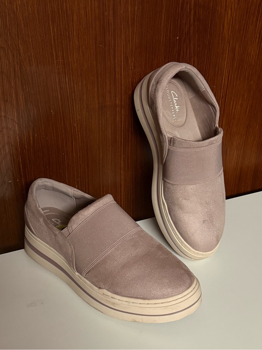 Clarks Women’s Slip-On Sneakers in Mauve Pink size 9